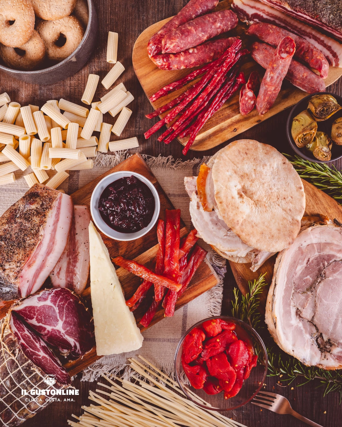 Composizione ricca di salumi, formaggi e conserve